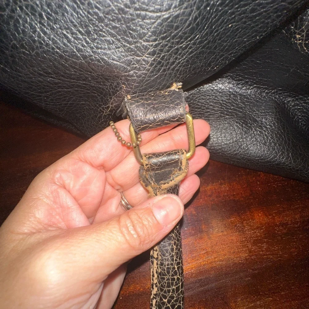 FINA FIRENZE TRAVEL DISTRESSED LEATHER MESSENGER BAG MANY POKETS .